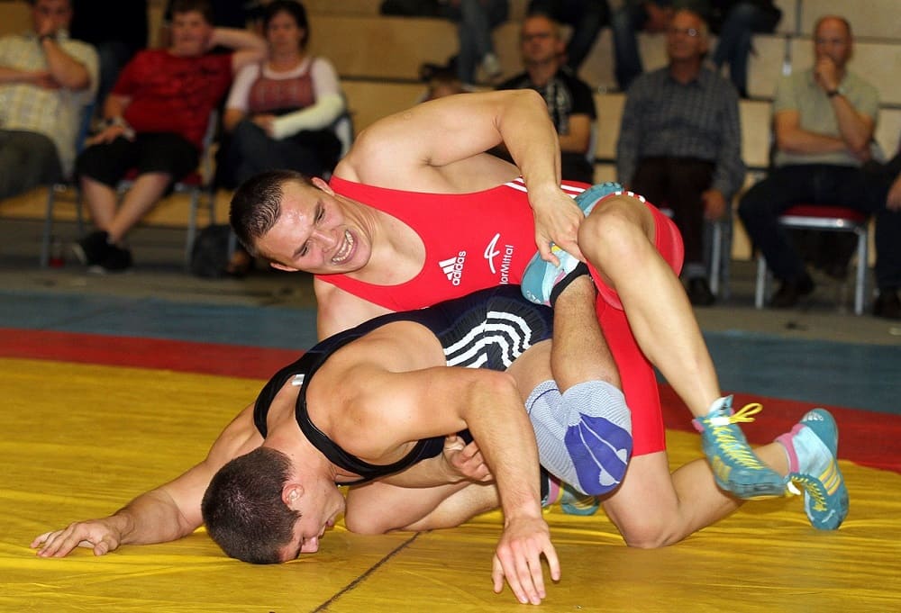Fight between two wrestlers.